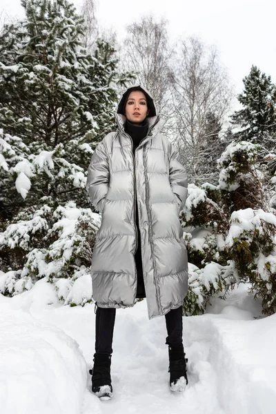 Lifestyle-Porträt einer glücklichen hübschen jungen Frau im Schnee — Stockfoto