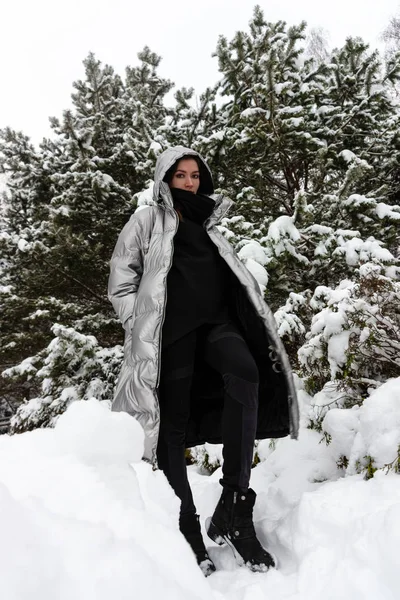 Lifestyle-Porträt einer glücklichen hübschen jungen Frau im Schnee — Stockfoto