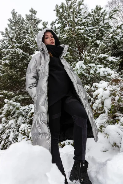 Lifestyle portret van gelukkig mooi jong vrouw buiten op snowi — Stockfoto