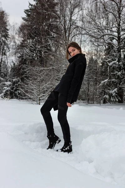 Retrato de estilo de vida de la feliz joven bonita al aire libre en snowi —  Fotos de Stock