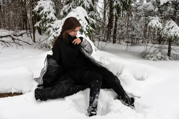 Lifestyle portrait de jolies jolies jeunes femmes en plein air à snowi — Photo