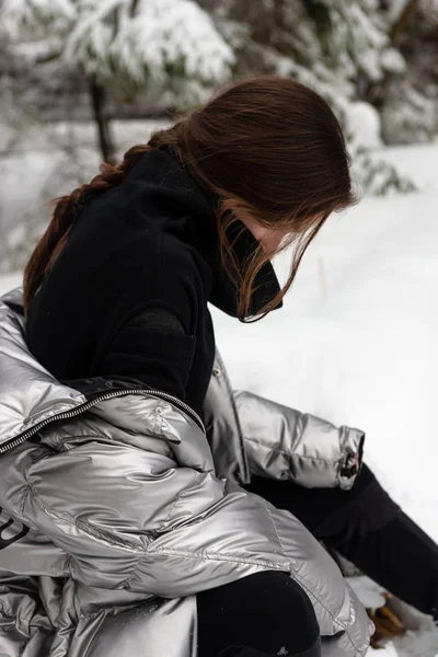 Stile di vita ritratto di felice bella giovane donna all'aperto a snowi — Foto Stock