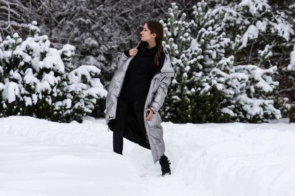 Портрет счастливой молодой женщины на улице на снегу — стоковое фото