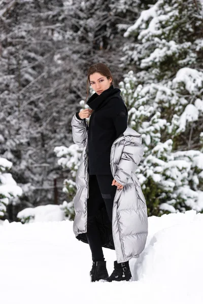 Potret gaya hidup wanita muda yang bahagia di luar ruangan di snowi — Stok Foto
