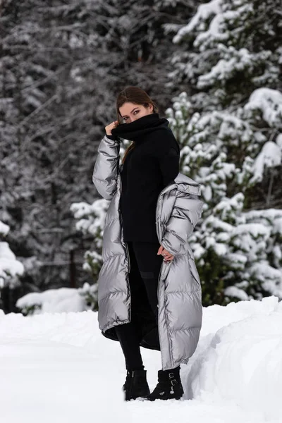 Životní styl portrét šťastné krásné mladé ženy venku na sněhu — Stock fotografie