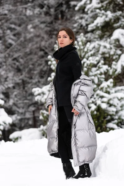 Retrato de estilo de vida de la feliz joven bonita al aire libre en snowi —  Fotos de Stock