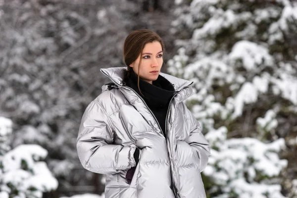 Lifestyle portret van gelukkig mooi jong vrouw buiten op snowi — Stockfoto