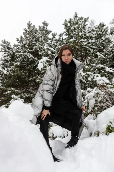 Livsstil porträtt av glad söt ung kvinna utomhus på snowi — Stockfoto