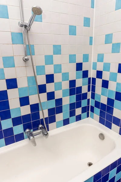 Wnętrze łazienki z ceramiczną muszlą klozetową w niebieskich kolorach. — Zdjęcie stockowe