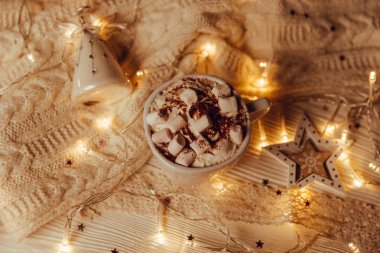 Erimiş marşmelovlu sıcak çikolata Noel arkaplanı Holid