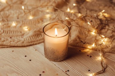 Noel 'de mumlar, yıldızlar kahverengi ve altın renginde