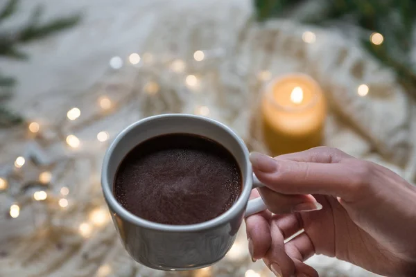 Самка тримає чашку гарячого какао або шоколаду. — стокове фото
