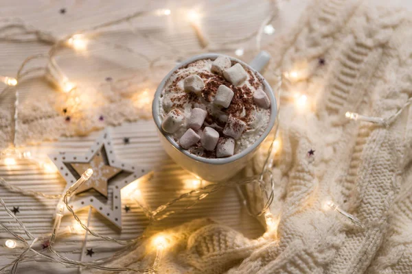 Різдвяна чашка кави з зефіром. Натюрморт на білому фоні — стокове фото