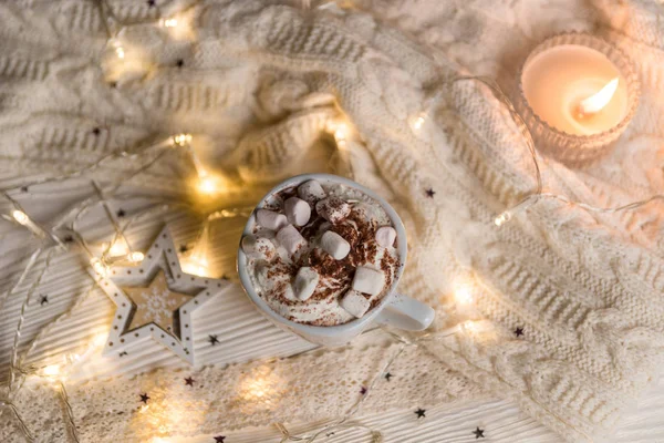 Christmas coffee cup with marshmallows. Still life on white back — Stock Photo, Image