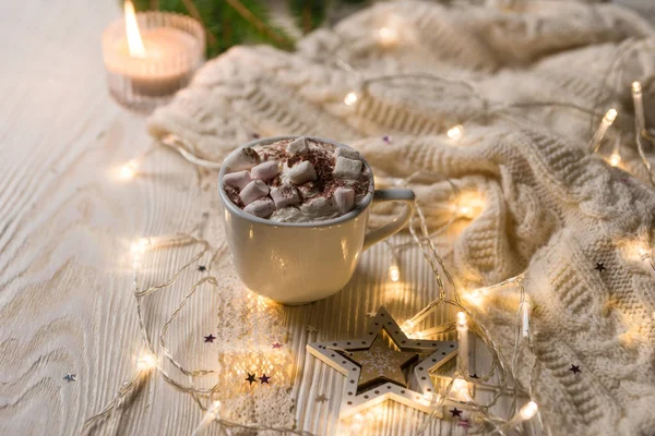 Christmas coffee cup with marshmallows. Still life on white back — Stock Photo, Image
