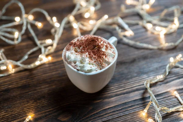 Біла чашка гарячого шоколаду зі збитими вершками сільського фону — стокове фото