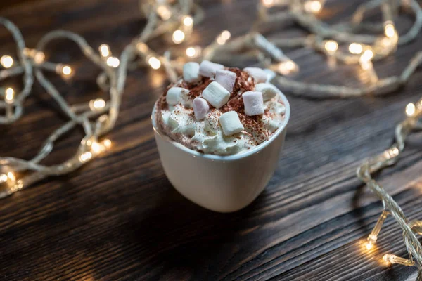 Біла чашка гарячого шоколаду з зефіром сільський фон w — стокове фото