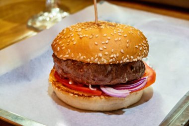 Taze sebzeli ev yapımı hamburger.