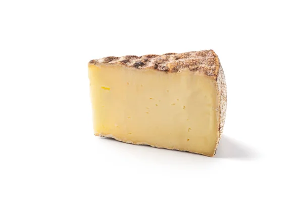Morceau de fromage frais savoureux isolé sur blanc — Photo