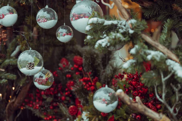 Dekorasyonlu Noel ağacı Sığ tarla derinliği — Stok fotoğraf