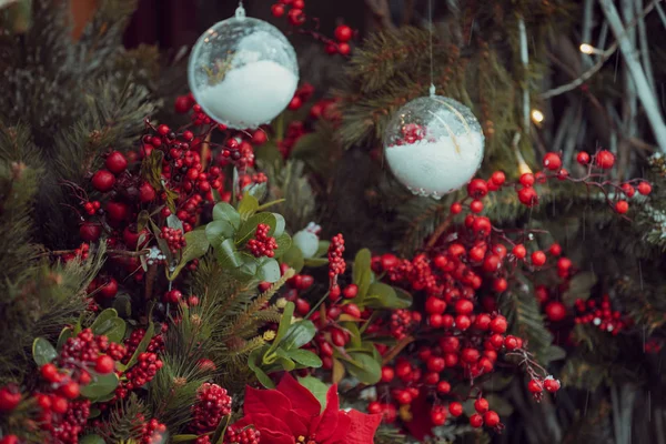 Dekorasyonlu Noel ağacı Sığ tarla derinliği — Stok fotoğraf