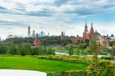 Moskova Kremlin ve St. Basil Katedrali 'ne bakan Zaryadye Parkı, Rusya. Zaryadye Moskova 'nın en önemli turistik yerlerinden biridir. Yazın Moskova 'nın panoramik manzarası.
