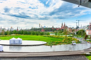 Moskova Kremlin, Rusya yakınlarındaki Zaryadye Parkı 'nda modern amfi tiyatro. Zaryadye, Moskova 'nın yeni bir turistik merkezi. İnsanlar yazın güzel Moskova şehir parkında dinleniyorlar..
