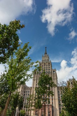 Krasniye Vorota / Red Gates metro istasyonu yakınlarındaki Red Gates İdari Binası (Stalin 'in yedi kız kardeşinden biri)