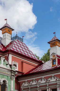 Kırmızı çatılar, eski tuğlalı evler ve beyaz kırmızı fayanslar. Bayraklı antik kuleler.