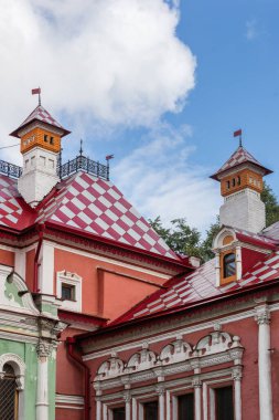 Kırmızı çatılar, eski tuğlalı evler ve beyaz kırmızı fayanslar. Bayraklı antik kuleler.