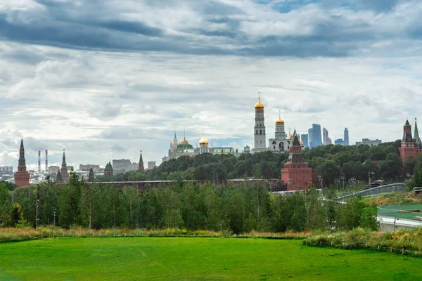 Park Zaryadye Widokiem Moskiewski Kreml Katedrę Bazylego Rosja Zaryadye Jest — Zdjęcie stockowe