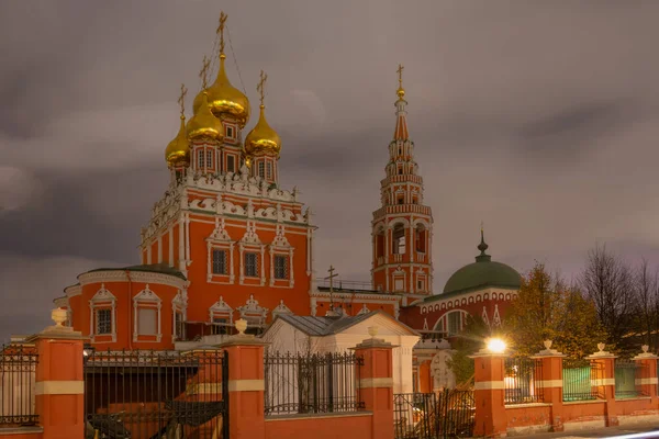 Longue Photo Nuit Église Orthodoxe Illuminée Couleur Rouge Moscou Russie — Photo