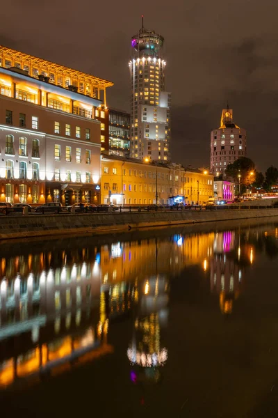 Nattstad Vid Floden Reflekterade Byggnader Nattljus — Stockfoto