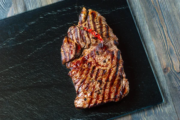 Filete Ternera Parrilla Con Especias Chile Sobre Una Tabla Piedra — Foto de Stock