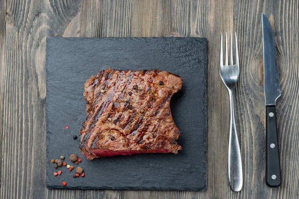 Filete Ternera Parrilla Medio Rebanado Ribeye Con Pimienta Sobre Cartón — Foto de Stock