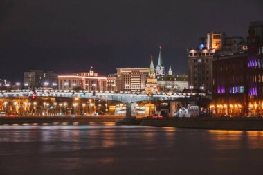 Gece ışıklarının altında bir köprü. Moskova nehrinin gece fotoğrafı. Kremlin.
