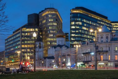 Tverskaya Zastava 'daki Aziz Niklas Tapınağı (1914-1921 yılları arasında) Beyaz Meydan' da yer alan iki ofis merkezi bina arasında inşa edilmiştir. Alacakaranlık vakti.