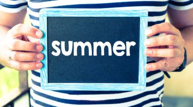 Erkek el ile metin yaz, kara tahta tutarak yakın çekim 