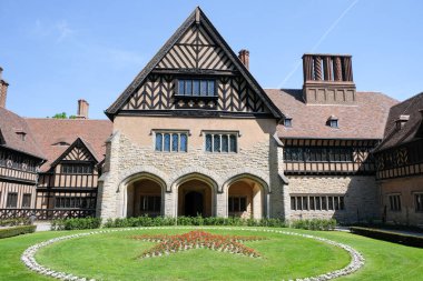 Yeşil parktaki eski bina.