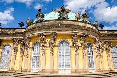 altın öğeleri ve kubbe ile antik süslü mimari 