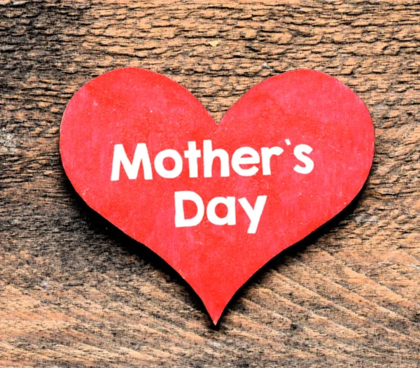 Mothers Day Inscription Red Heart Shaped Greeting Card Wooden Background — Stock Photo, Image