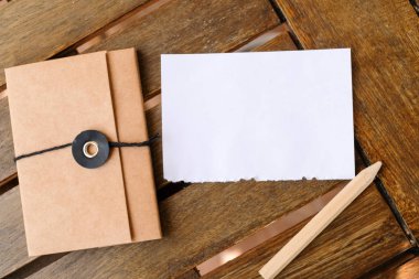 boş mektup ve zarf kalem ile