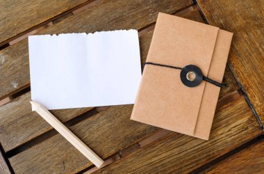 boş mektup ve zarf kalem ile