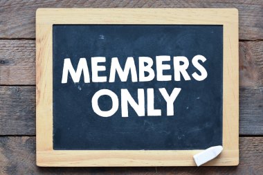 Üye tek bir yazı tahtası ahşap arka plan üzerinde kitabe 