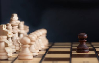 Satranç tahtasında fotoğraflanmış.