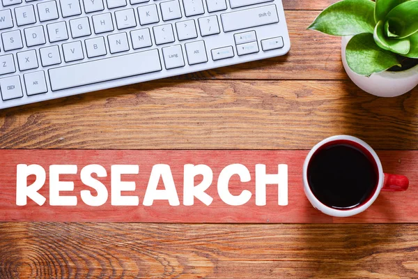 Ahşap arka plan üzerinde el yazısı araştırma