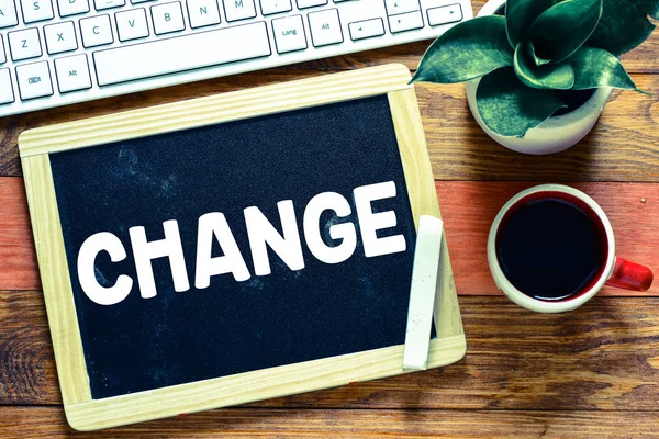 Yazı tahtası ahşap arka plan üzerinde beyaz tebeşir ile el yazısı değiştirmek