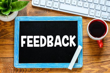 Yazı tahtası ahşap arka plan üzerinde beyaz tebeşir ile el yazısı geribildirim