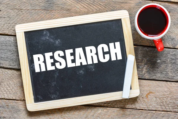 Yazı tahtası ahşap arka plan üzerinde beyaz tebeşir ile el yazısı araştırma