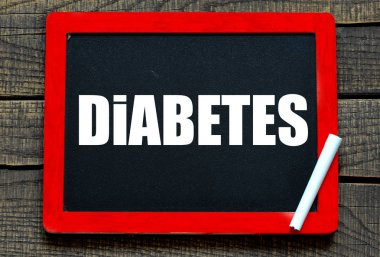 El yazısıyla yazılmış bir yazı tahtası ahşap arka plan üzerinde beyaz tebeşir ile diyabet